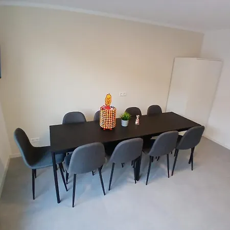 Hub 12 - Mit Balkon Hostal