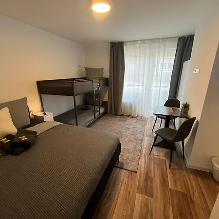 Hub 12 - Mit Balkon Hostal